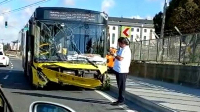 Peronundan kayan İETT otobüsü otomobile çarparak durdu